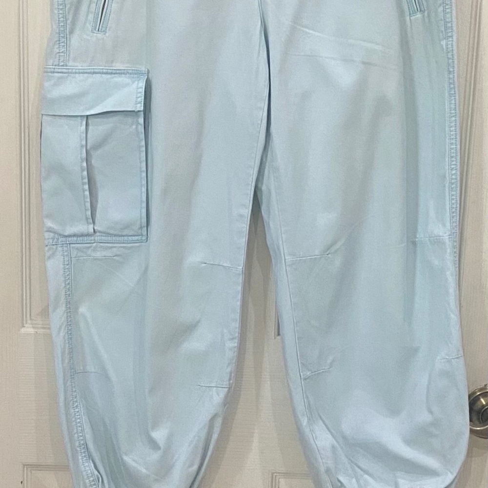 Express Precision Fit, pale blue cargo cropped pant. Size juniors 9/10